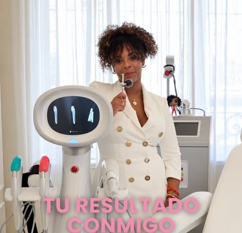 La Dra. Ángela Jones en su clínica, en un reel de su marca personal