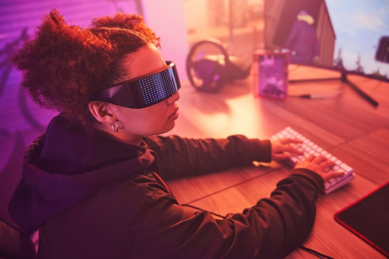 Creadora de contenido trabajando al ordenador con luz neón