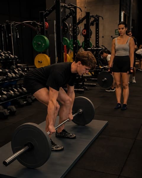 Socio entrenando peso muerto en The WOD Club con otra socia esperando su turno