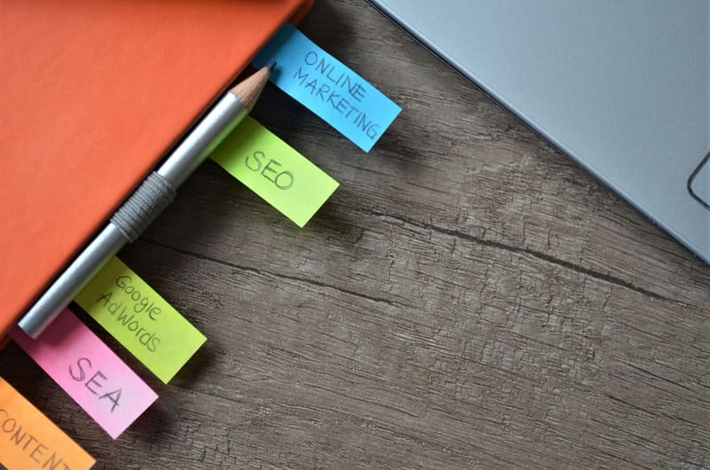 Libreta con notas adhesivas de SEO, SEA y marketing online para planificar el enlazado interno