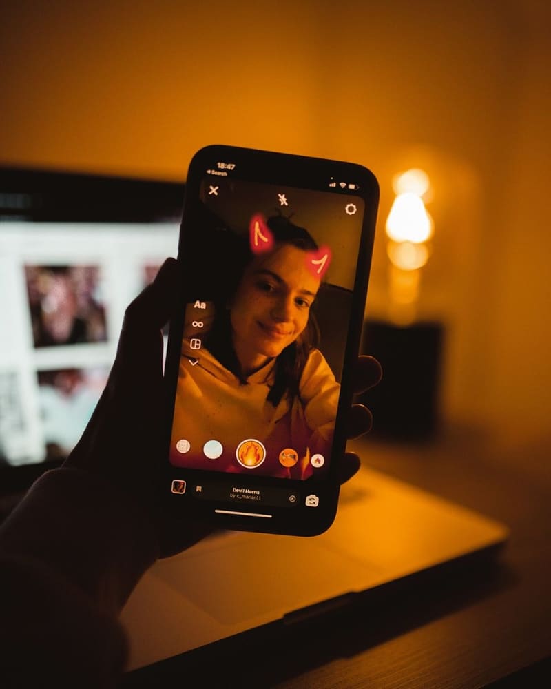 Móvil grabando un vídeo con filtro para TikTok