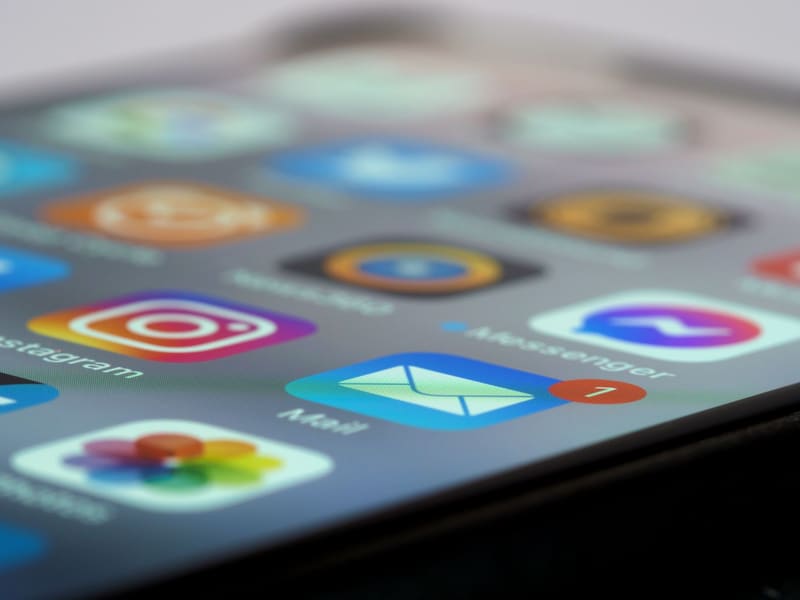Pantalla de móvil con Instagram, Messenger y otras apps de redes sociales llenas de notificaciones
