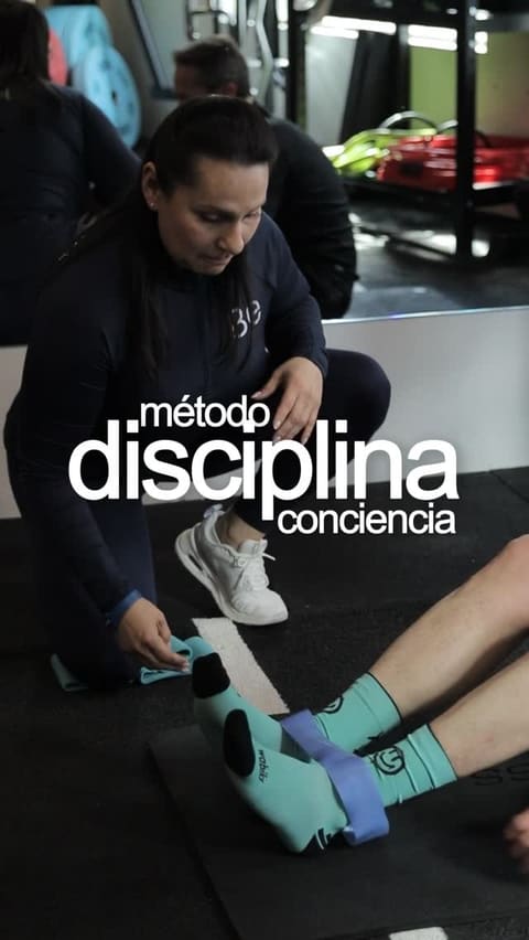 Reel de Beginning Nutrition & Fitness Lab: la entrenadora corrige un ejercicio a un cliente
