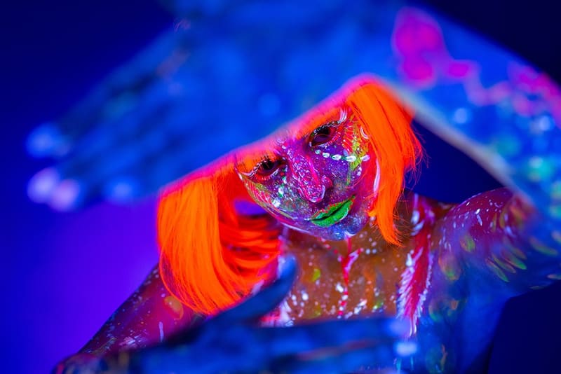 Retrato con maquillaje fluorescente bajo luz neón