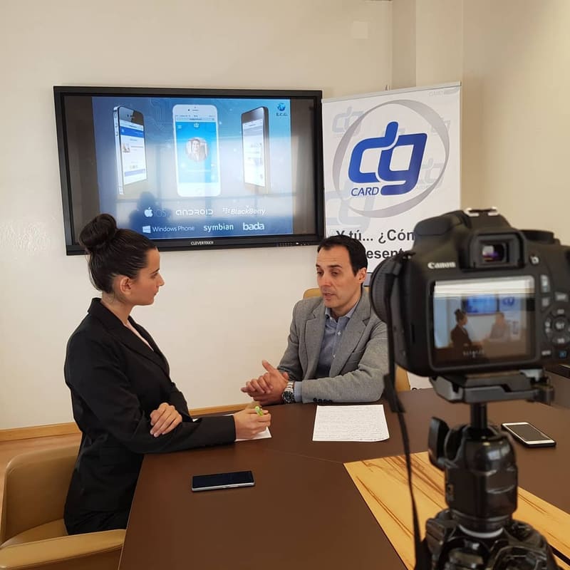 Equipo de Andrara grabando una entrevista corporativa con cámara y trípode en una sala de reuniones