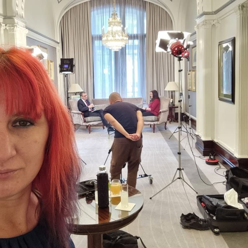 Rodaje de un programa de televisión en un salón con focos