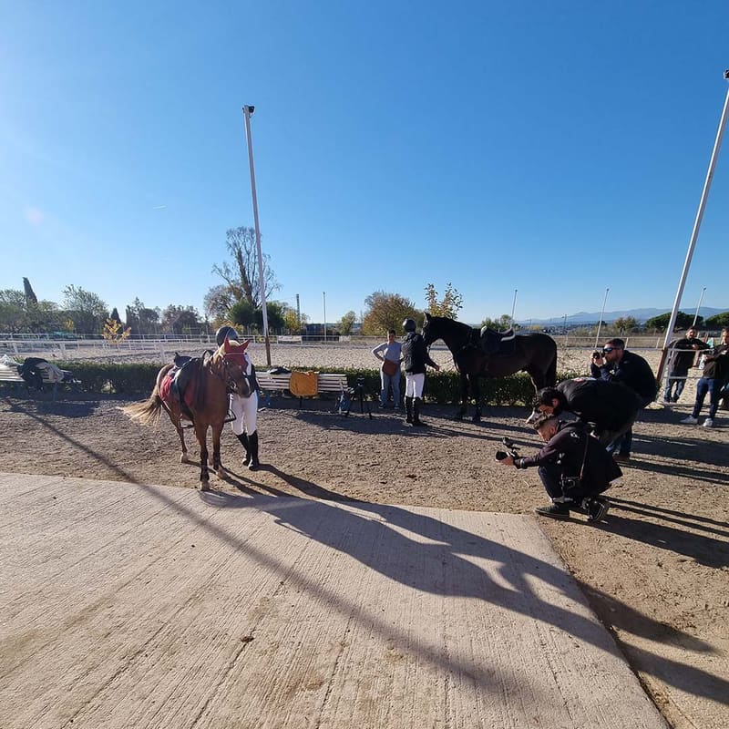 Rodaje de un vídeo promocional en una pista de hípica