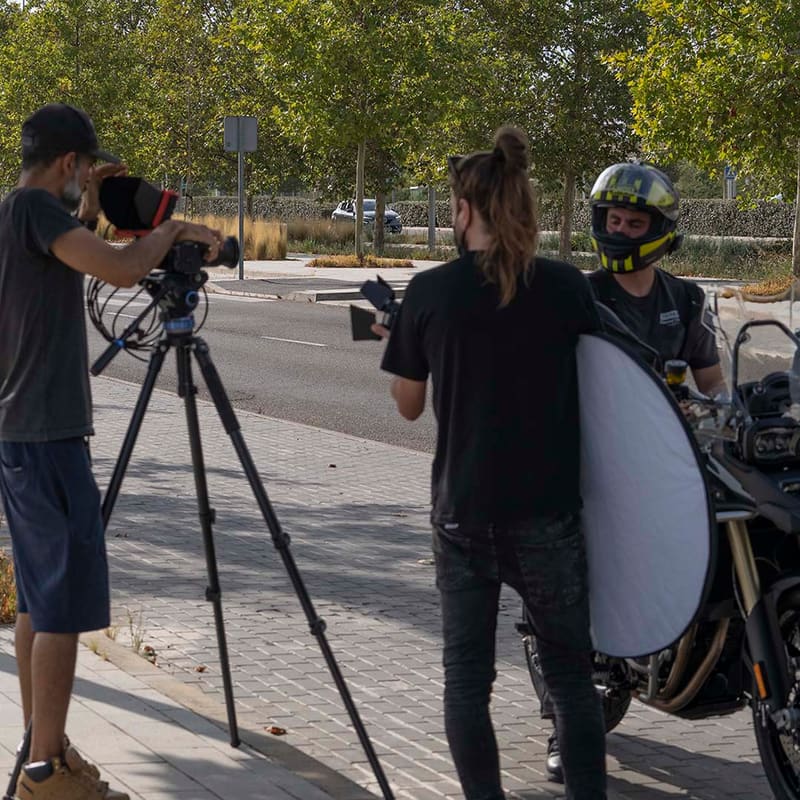 Rodaje de un vídeo publicitario con un motorista y dos cámaras